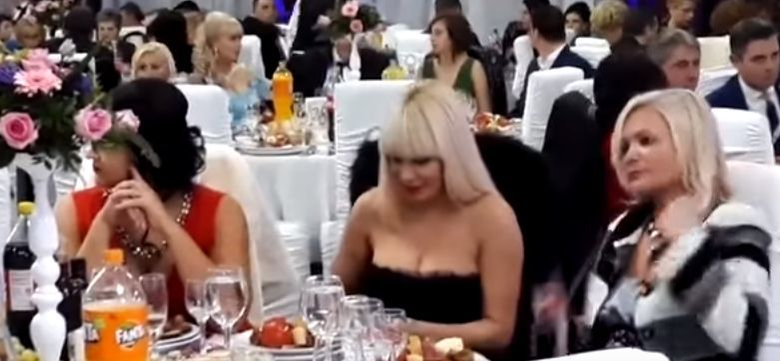 Maria Băsescu vs. Elena Udrea, la nunta cu 7.000 de invitaţi! Ce ţinute au ales fosta primă-doamnă şi blonda de la Cotroceni