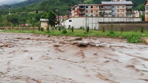 Inundații grave în Hunedoara. 400 de gospodării sunt afectate de ploile torențiale, iar 240 de oameni au fost evacuați din case