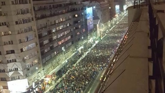 Proteste masive în Capitală! Peste 20.000 de oameni au ieşit în stradă
