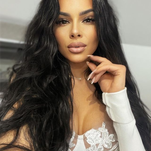 Ilona își ține mereu urmăritorii pe jar/ Sursă foto: Instagram.com