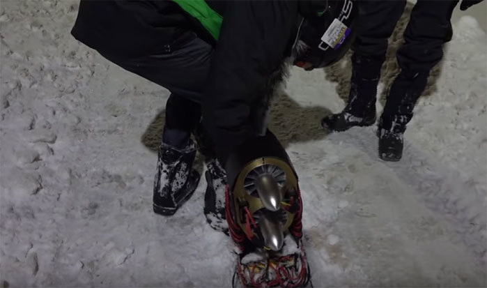 Tânărul din imagini şi-a transformat placa pentru snowboard într-o adevărată maşinărie a viitorului! Iată cum a reuşit să sfideze gravitaţia