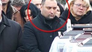 Şi-a tăiat singur craca de sub picioare. Gestul incredibil pe care l-a făcut, după înmormântare, criminalul care şi-a ucis mama, tatăl şi bunica