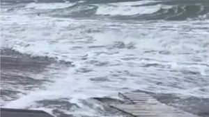 Furtuna a făcut haos în Vama Veche! Umbrele și șezlonguri luate de vânt, iar codul portocaliu de vreme rea e în vigoare!