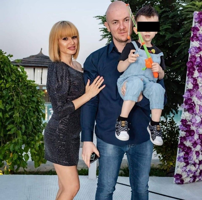 Roxana, alături de soțul ei și de băiețelul lor