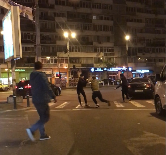 Mai mulți tineri s-au luat la bătaie, după ce s-au șicanat în trafic