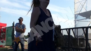 Uite cum danseaza cea mai batrana fana a celor de la Suie Paparude! A dat din cap pe muzica electronica!