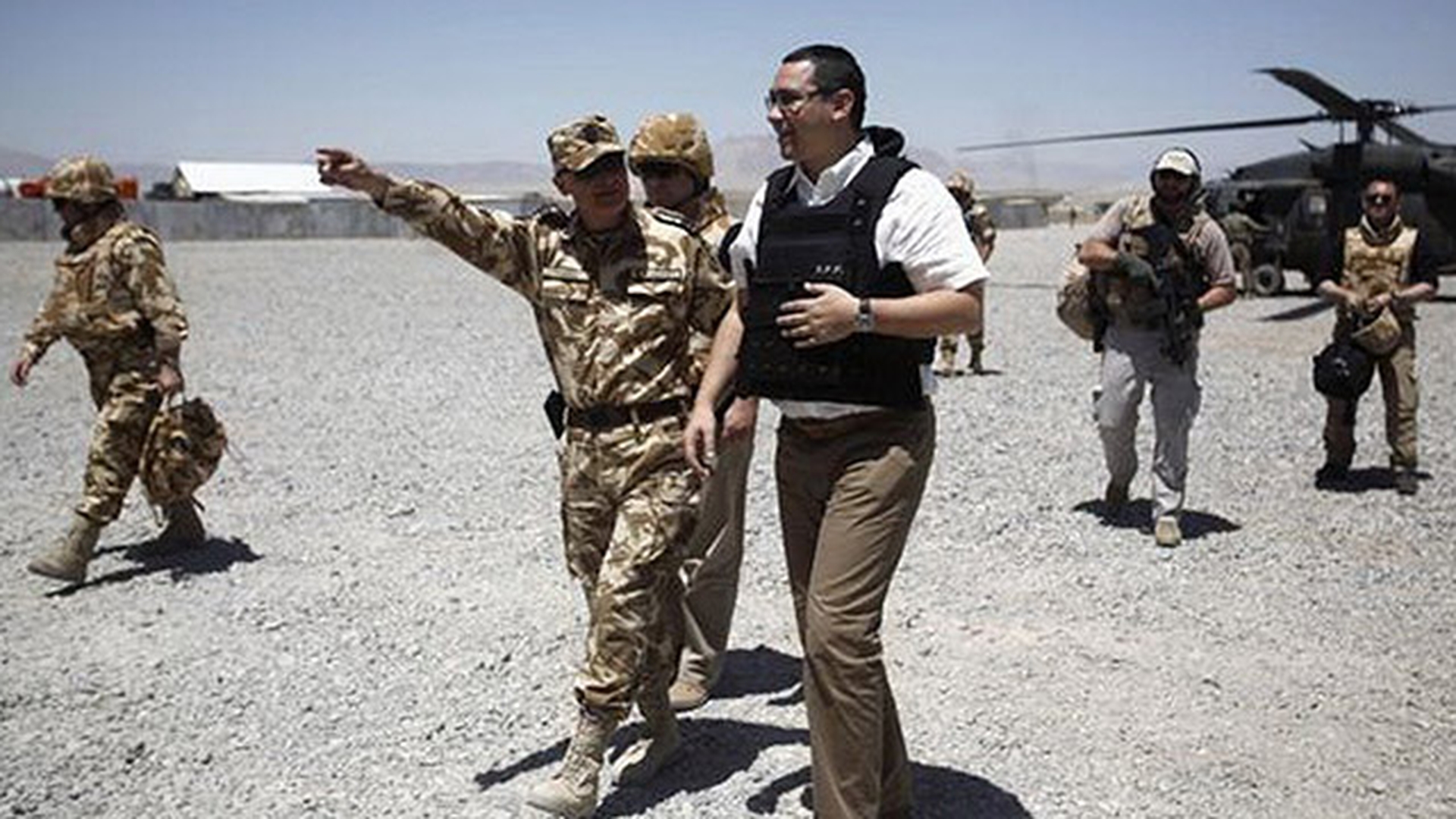 Un subofiter roman este erou in Afganistan! Vezi ce mesaj ii transmite Victor Ponta soldatului