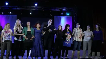 Horia Brenciu a fost asaltat de gravide pe scena, in timpul concertului! Vezi ce s-a intamplat