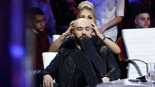 N-ai mai văzut asta până acum. Cum îi face Delia masaj lui Bendeac!