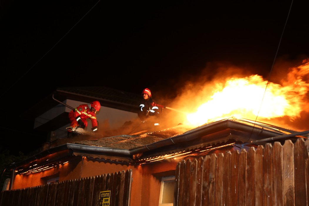 INCENDIU DE PROPORŢII pe o stradă din sectorul 5 al Capitalei! Mai multe case au luat foc! Una dintre victimele care au reuşit să se salveze: ”E iadul pe pământ!