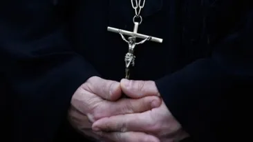 Anchetă la şcoala din Botoşani unde preotul este acuzat că ar fi lovit un elev pentru că nu a făcut semnul crucii