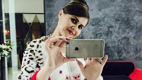 Niculina Stoican, sexy la pompa! Toti au ras cand au vazut cum s-a pozat cantareata de muzica populara!