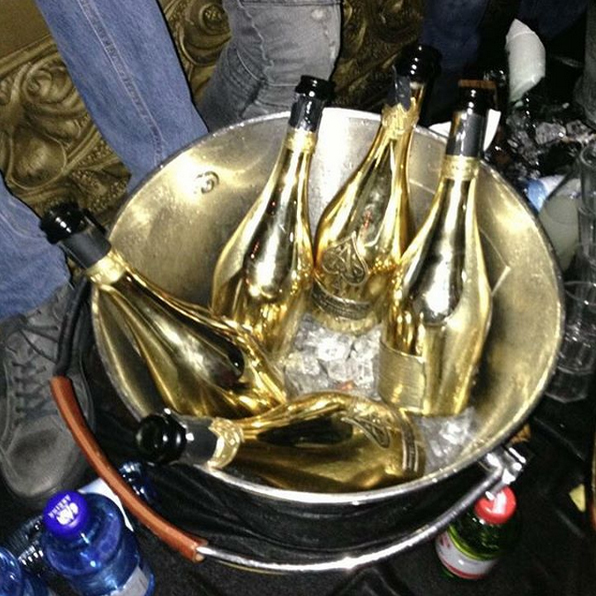 Robert Becşenescu petrece cu Armand de Brignac