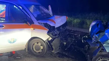 7 persoane rănite într-un accident rutier în Cluj! O ambulanță s-a ciocnit cu o mașină