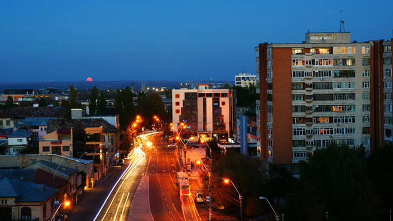 Panică în centrul orașului Galați! Miros puternic de gaz la blocul afectat de tasarea de teren