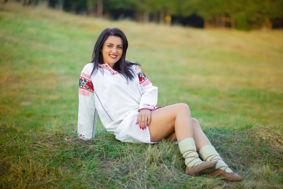 Daniela Cușnir, condusă pe ultimul drum cu lacrimi și cântece de jale. Întrebarea cutremurătoare repetată de mama regretatei cântărețe lângă sicriu | FOTO