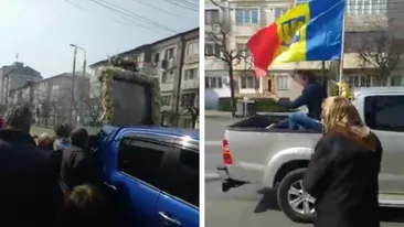 Imagini de film pe străzile din Focșani. Icoana Făcătoare de Minuni de la Dălhăuţi, plimbată pe străzile orașului pentru combaterea coronavirusului