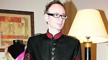 Victoria Beckham poarta pantofi creati de Mihai Albu