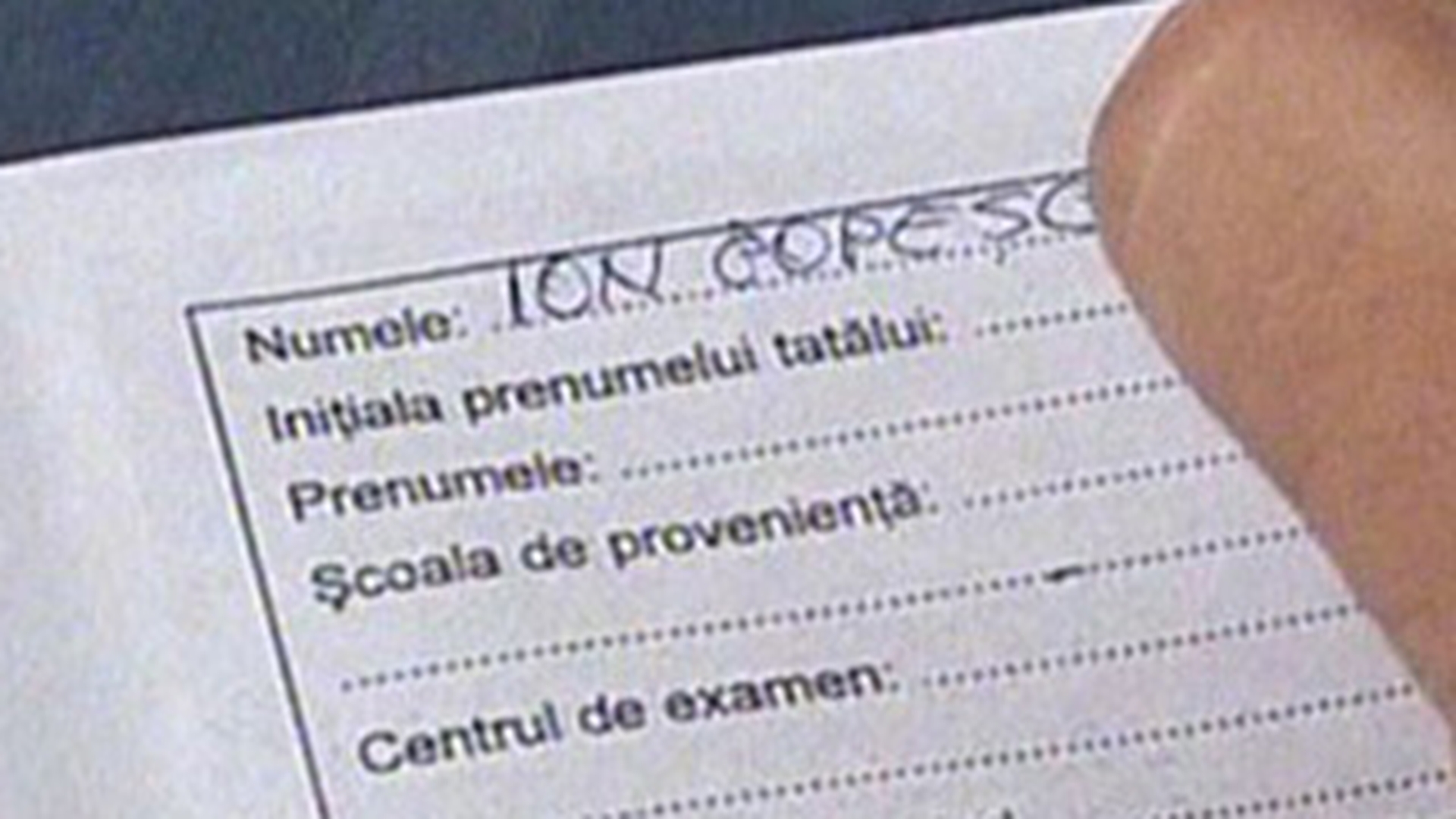 30 de elevi din Pitesti s-au semnat pe foile de examen de la BAC cu numele folosit de profesor drept model!