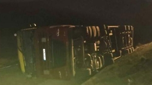 Un şofer de TIR beat a răsturnat camionul plin cu diluanţi, la Cluj. O tonă de substanţă inflamabilă, pe şosea