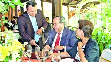 Dragos isi invita prietenii la masa, asa cum facea Ion Dolanescu! Isi comemoreaza tatal de ziua lui, in Costa Rica