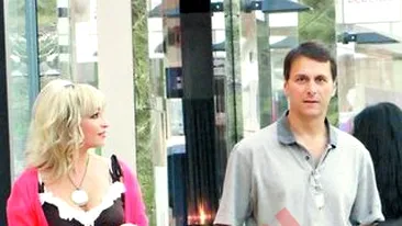 El, cu o tigara, ea, cu un barbat