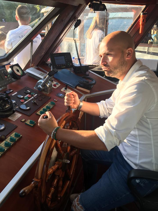 Stupoare la Antena 1! Cu ce vedetă a fost înlocuit Alex Velea la Acces Direct