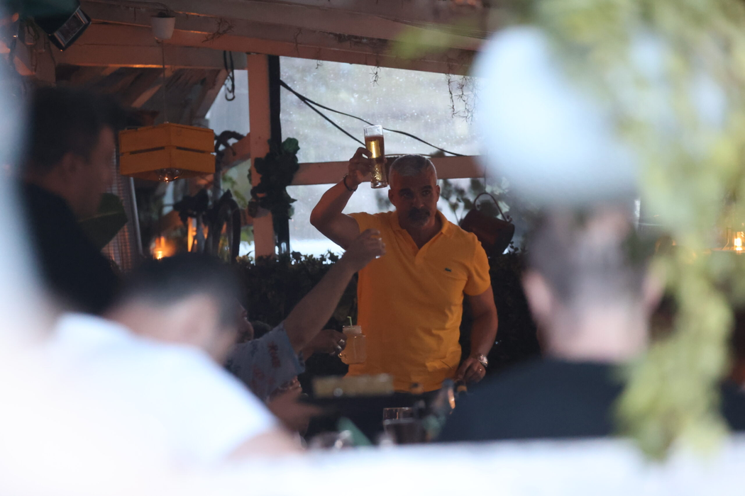 Aurelian Temișan închină un pahar, de ziua lui (Foto: CANCAN.RO)