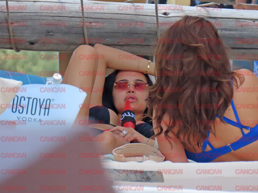 Ancuța se relaxează pe plajă