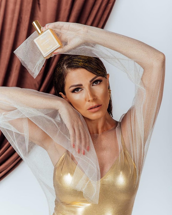Într-un costum de baie sexy, Ilinca Vandici i-a stârnit pe toți cu poziția de infarct în care a stat pe o saltea la piscină
