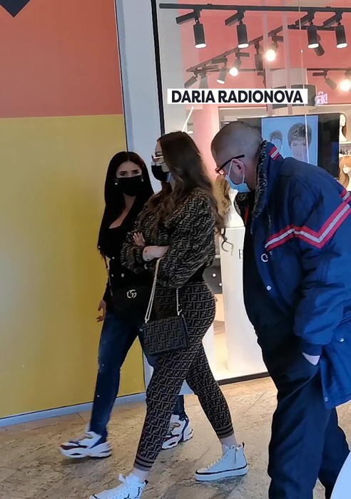 Daria Radionova și o amică au luat cu asalt mall-ul, pentru o sesiune de shopping