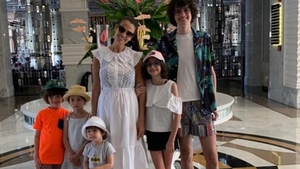 Mai are puțin și naște, dar nu a putut să stea departe de distracție. Anca Serea a plecat cu familia la mare