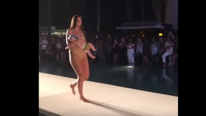 Modelul Mara Martin a defilat pe podium în timp ce-şi alăpta la sân fiica