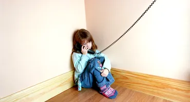 Numărul de telefon la care pot suna elevii HĂRȚUIȚI! Cine le va răspunde