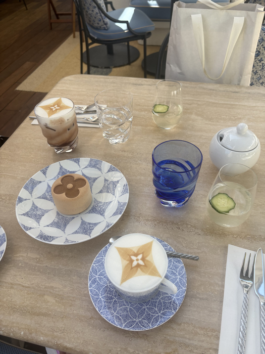 Check in | Experiența mea la Louis Vuitton Café din Saint-Tropez. Cât costă o cafea și o prăjitură în unul dintre cele mai exclusiviste locuri de pe Coasta de Azur