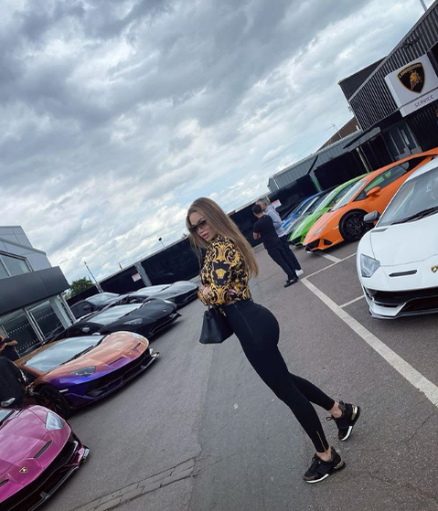 Ce maşină are Daria Radionova, iubita rusoaică a lui Alex Bodi după divorţul de Bianca Drăguşanu. Şi femeile întorc capul după ea: e acoperită toată de pietre preţioase