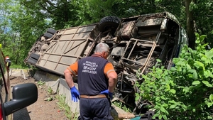 Un autocar cu 50 de copii și adulți s-a răsturnat pe DN 73, între Pârâul Rece și Râșnov. PLANUL ROȘU activat