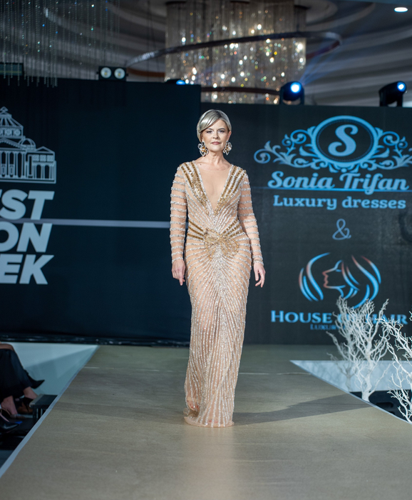 Cum a apărut Sanda Ladoși la Bukarest Fashion Week / Sursa foto: Facebook - Sonia Trifan