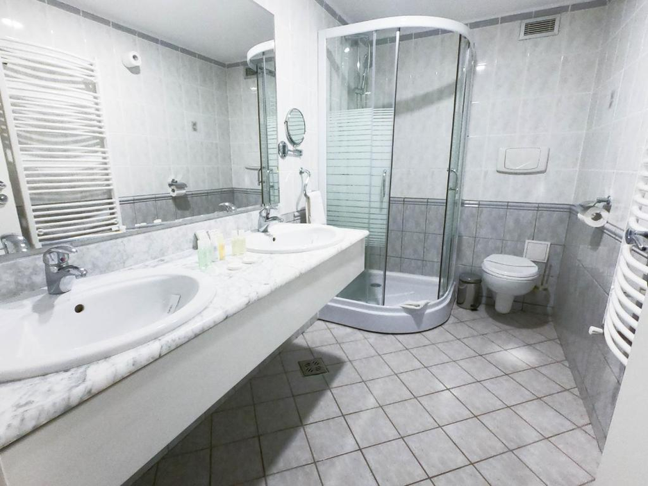 Suma e colosală! Câți lei costă o noapte de cazare în hotelul de 4 stele al lui Cristi Borcea din Mamaia. Micul-dejun, prânzul și cina sunt incluse în preț