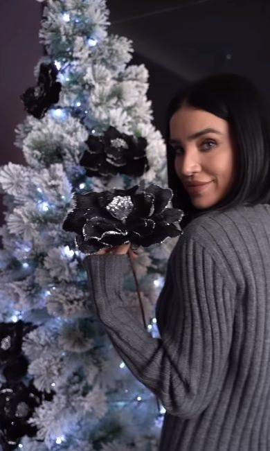 Adelina și bradul ei (Foto: Instagram.com)