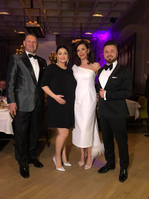 Adina Alberts, rasfățată cu cadouri de lux de ziua ei. Ce pantofi și-a luat Gabriela Cristea la little black dress, care i-a ascuns burtica de gravidă