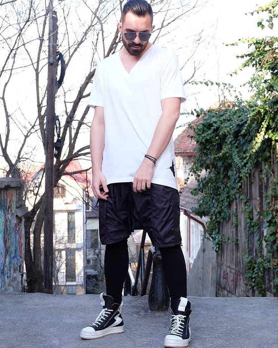 Alex este un designer care a pus pe picioare o afacere ușor ”diferită”