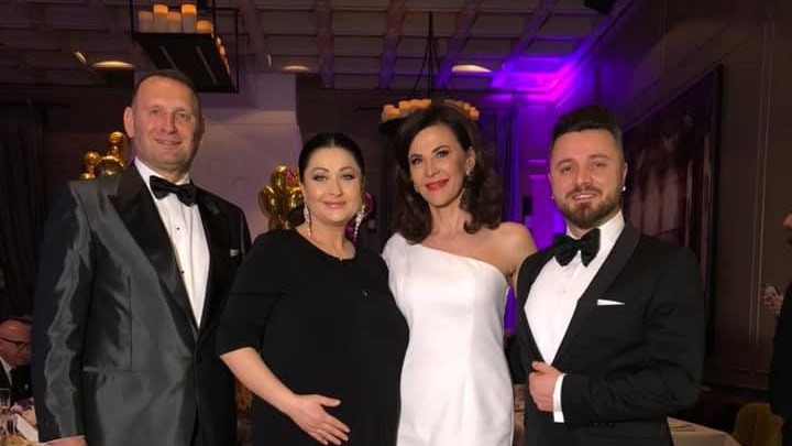 Adina Alberts, rasfățată cu cadouri de lux de ziua ei. Ce pantofi și-a luat Gabriela Cristea la little black dress, care i-a ascuns burtica de gravidă