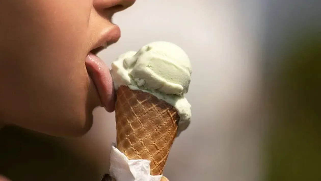 BANC | Uite, Bulă, pe stradă sunt două femei care mănâncă înghețată. Una linge și cealaltă mușcă. Care dintre ele e căsătorită?