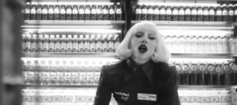 Lady Gaga, casieriță într-un lanț japonez de magazine. IMAGINI inedite
