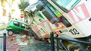 Un camion s-a scufundat in asfalt
