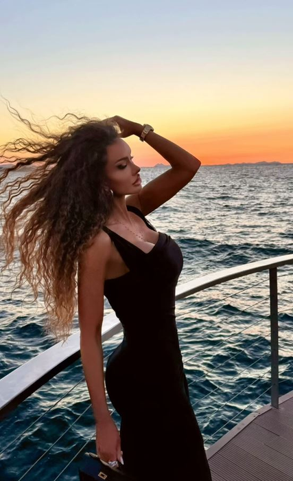 Bianca Drăgușanu a fost asistenta lui Capatos, dar și prezentatoare TV (Foto: Instagram)