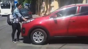 Un minor a fost luat pe capotă de un șofer din Capitală pentru că traversa prea încet