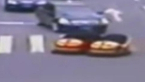 VIDEO Un barbat a condus doua masinute simultan prin traficul aglomerat