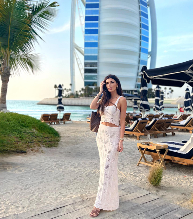 Cea care a dobândit titlul de Miss România 2016 a renunțat la viața din lumina reflectoarelor a televiziunilor și s-a angajat într-un aeroport / (Sursa: Instagram)